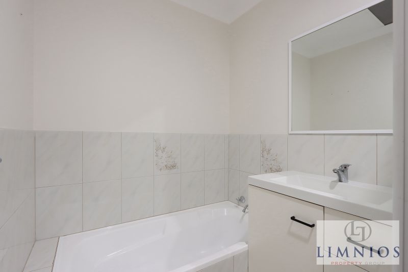 Street Front Home In Quiet Cul - De - Sac