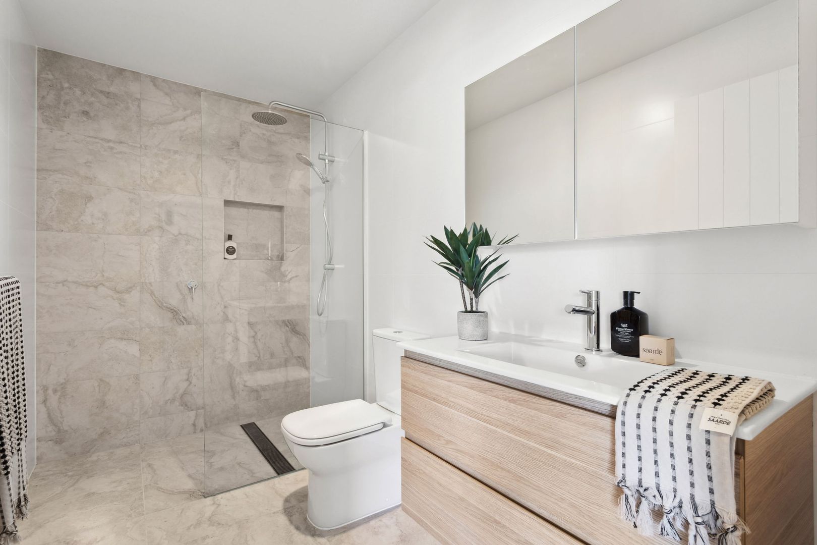 Clifton Yamba | Twist and Shout | 2-bed+ study 2-baths 2-garage | Prime NE location - ready for Summer!