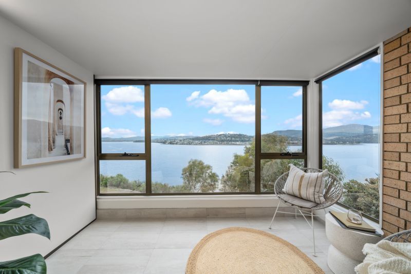 Two bed unit with majestic views of the Derwent River
