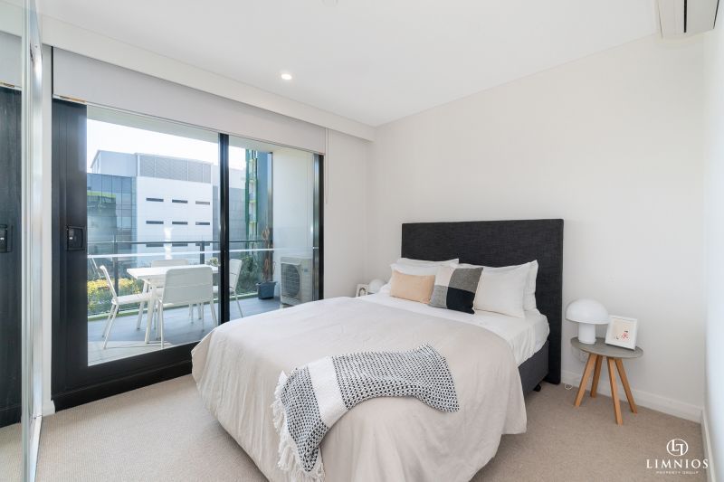 Bright Outlook and Contemporary Stylish Living!