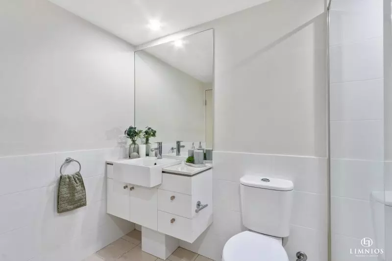 Resort Lifestyle On The City Fringe!