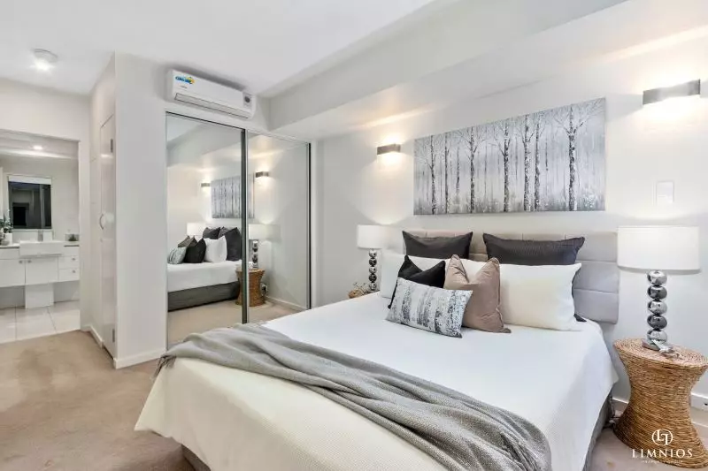 Resort Lifestyle On The City Fringe!