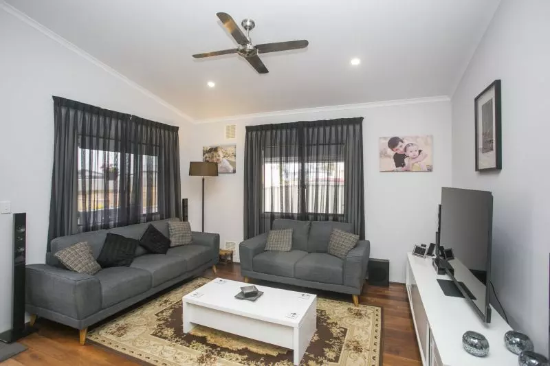 Beautifully Presented Smart Home plus Golf Buggy