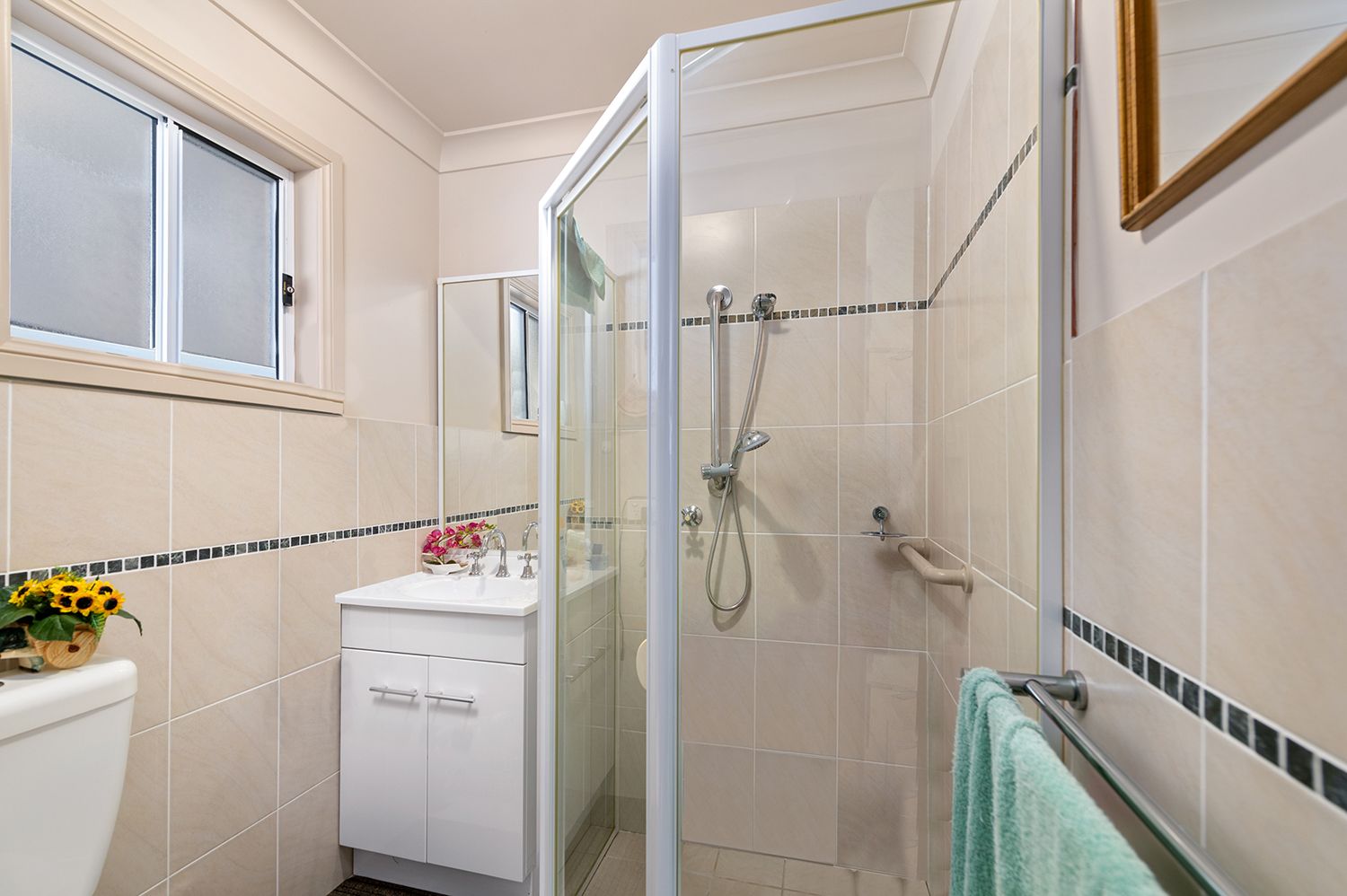 SOLD - ULTRA CONVENIENCE - 2 PARKING SPACES - Excellent Outdoor spaces