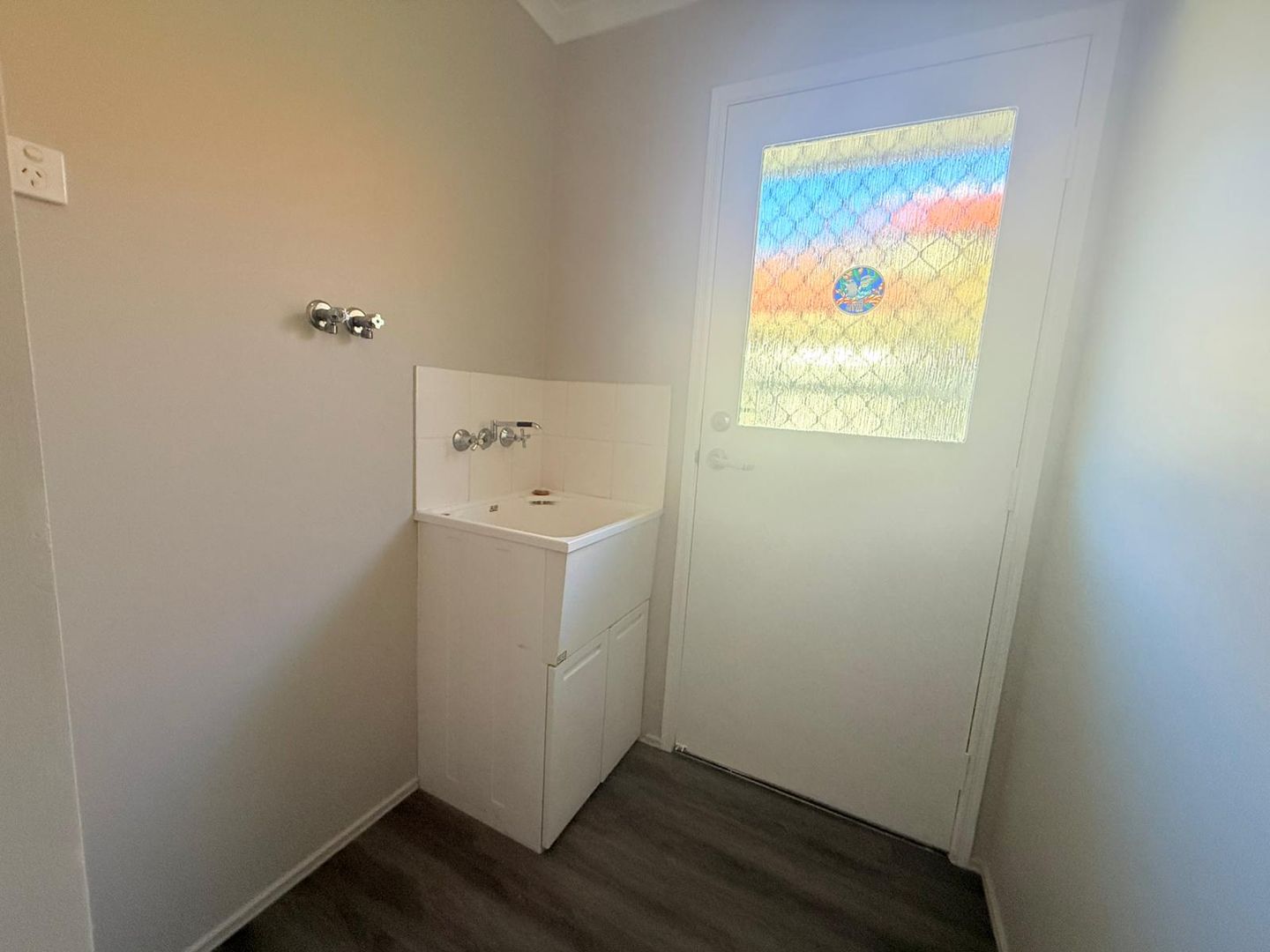 Freshly Painted & New Floor - Ready to Move in - OVER 50'S LIFESTYLE LIVING - GATED COMPLEX 