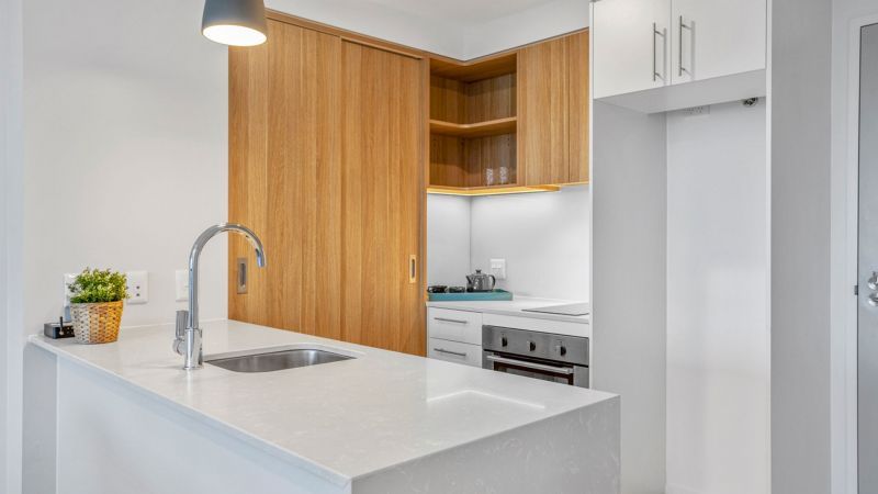 A light and airy top floor, north facing apartment with city views