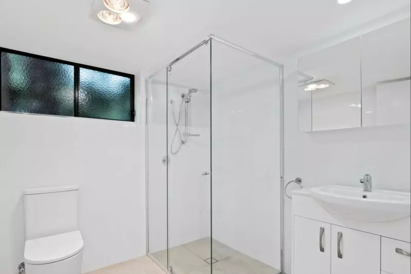 Charming three-bedroom apartment surrounded by lush greenery