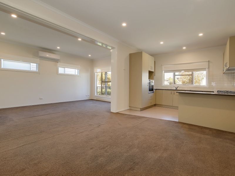 Beautiful home, beautiful village in Sunshine