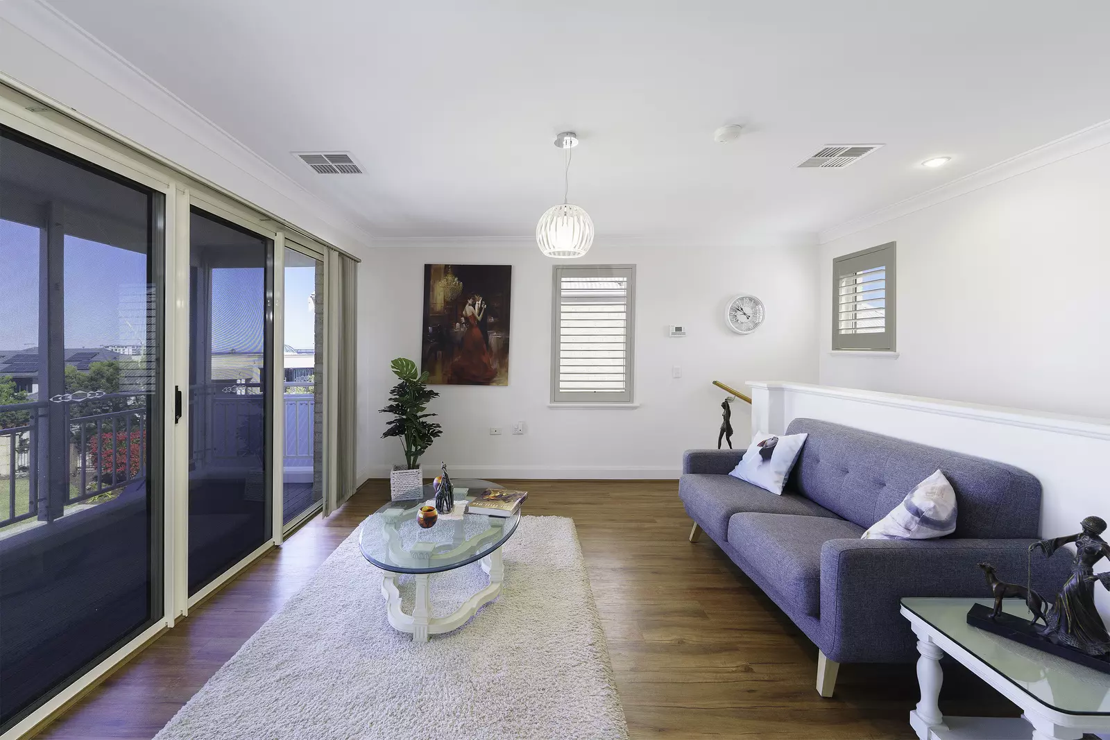 Bright, spacious townhouse with sea glimpses