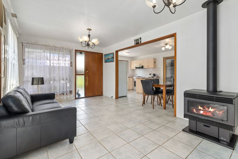 Vibrant Two Bedroom with Alfresco