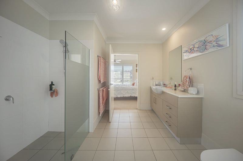 Charming, Stylish Villa with Lush Outdoor Retreat and Modern Interiors