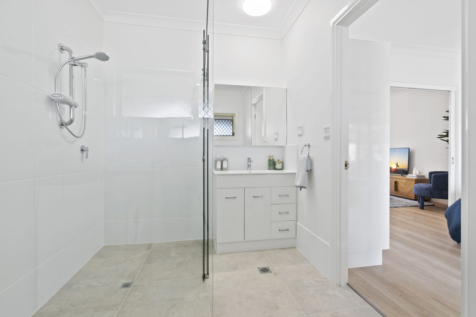 Open-plan one-bedroom apartment near the bay