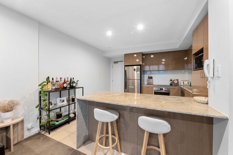 Top Floor Apartment With Spectacular Views!