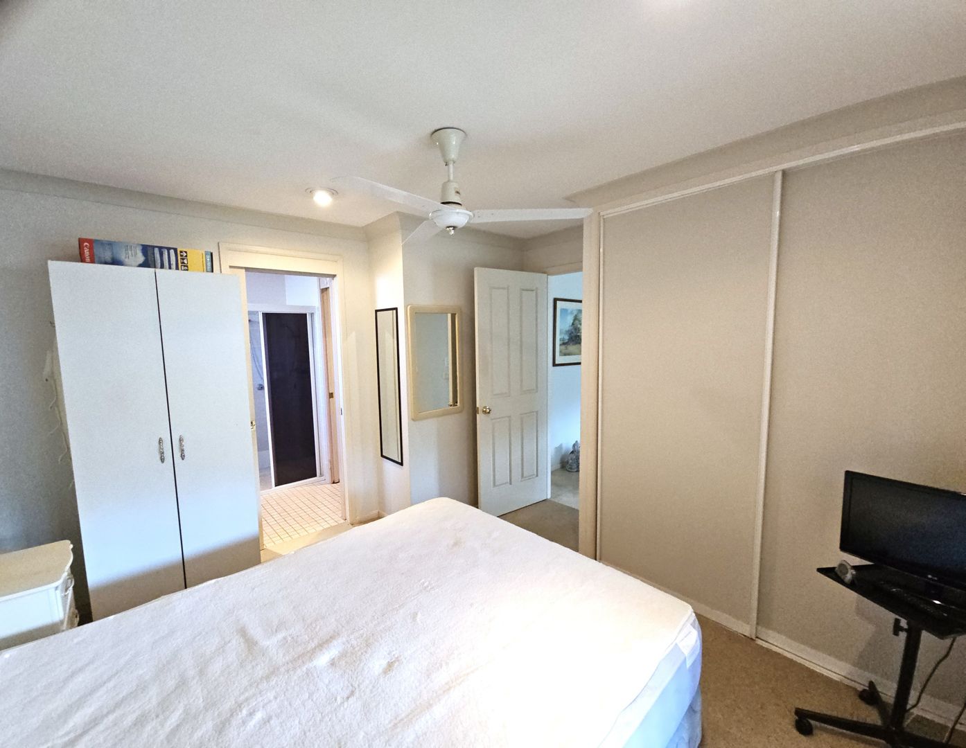 Inviting 2.5-Bedroom Home with Versatile Spaces and Expansive Outdoor Area!