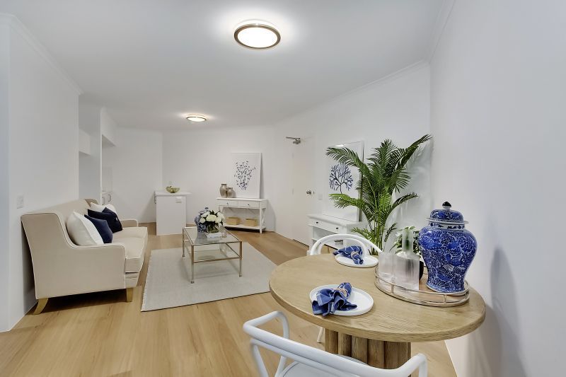 Easy access one-bedroom apartment with spacious courtyard