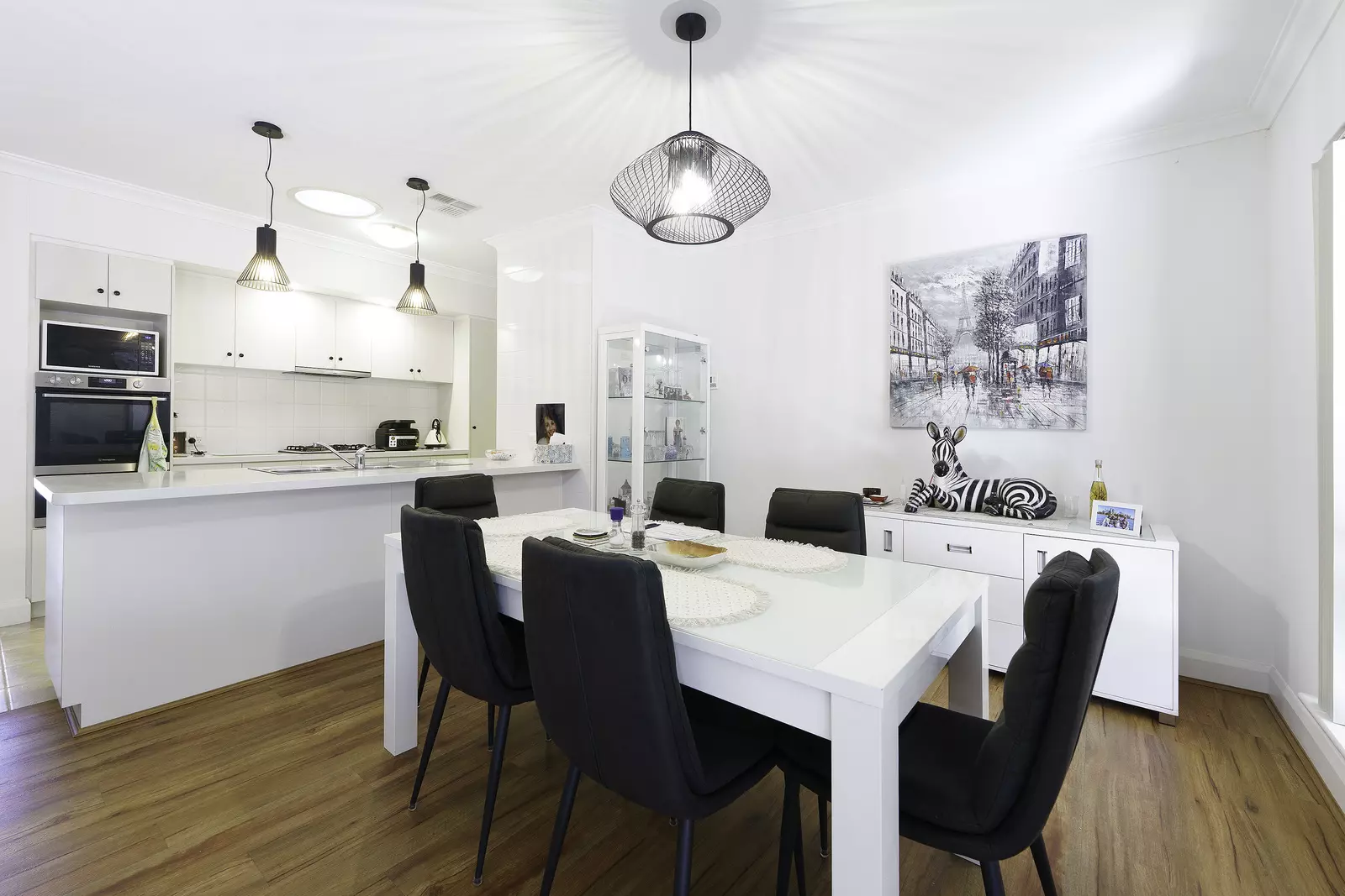 Bright, spacious townhouse with sea glimpses