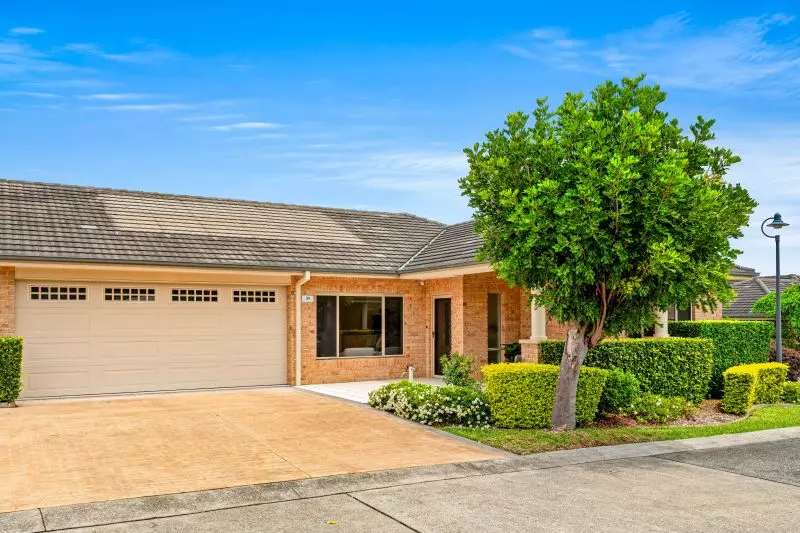 Spacious villa with double lock up garage