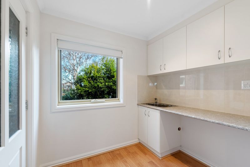 Spacious, light-filled 2br unit with bay windows & garden views