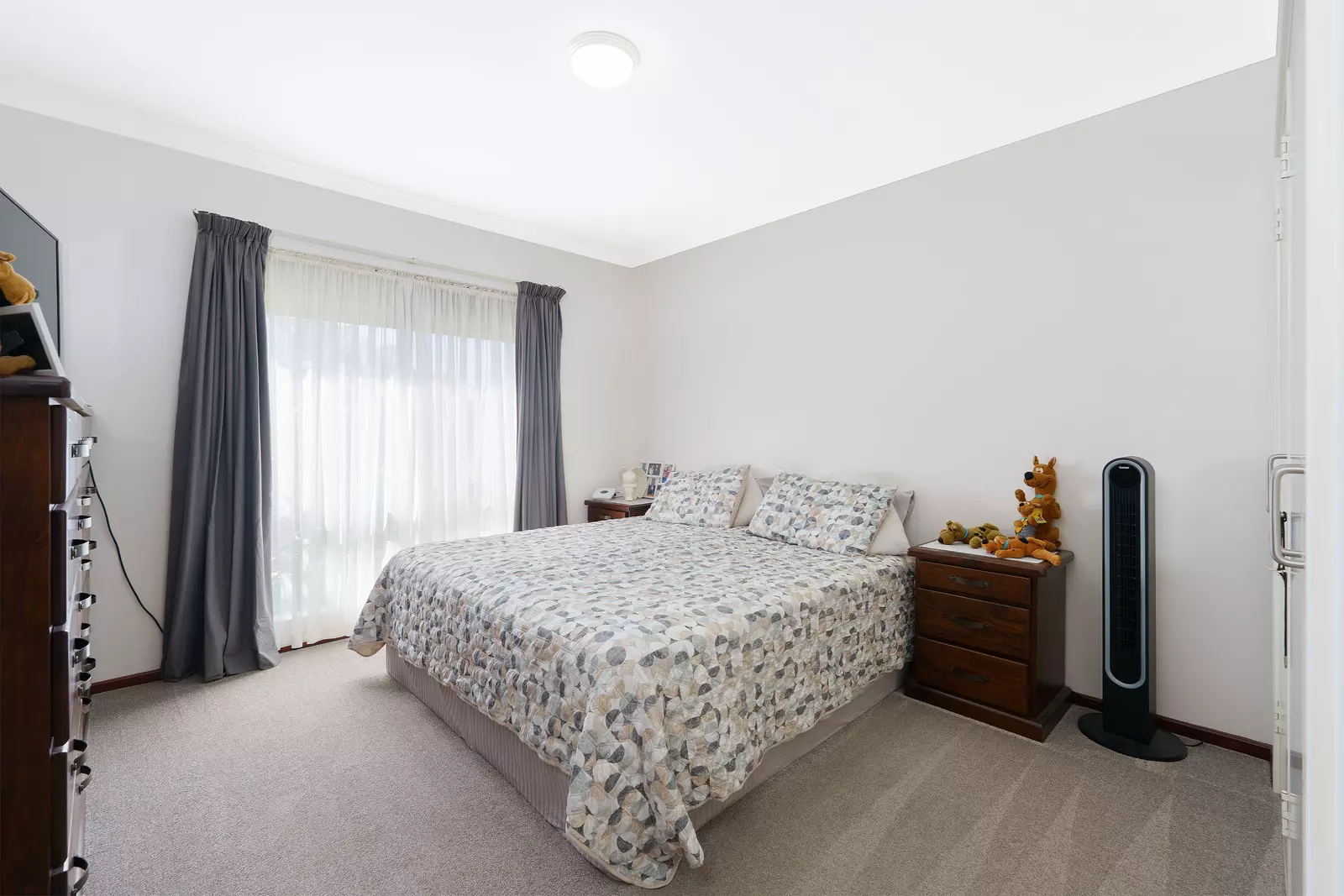 Light-filled corner home with garden views & north-facing courtyard