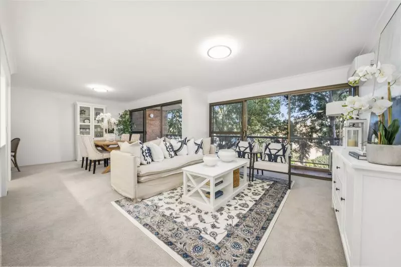 Refurbished large 2-bedroom unit with 4 outdoor spaces