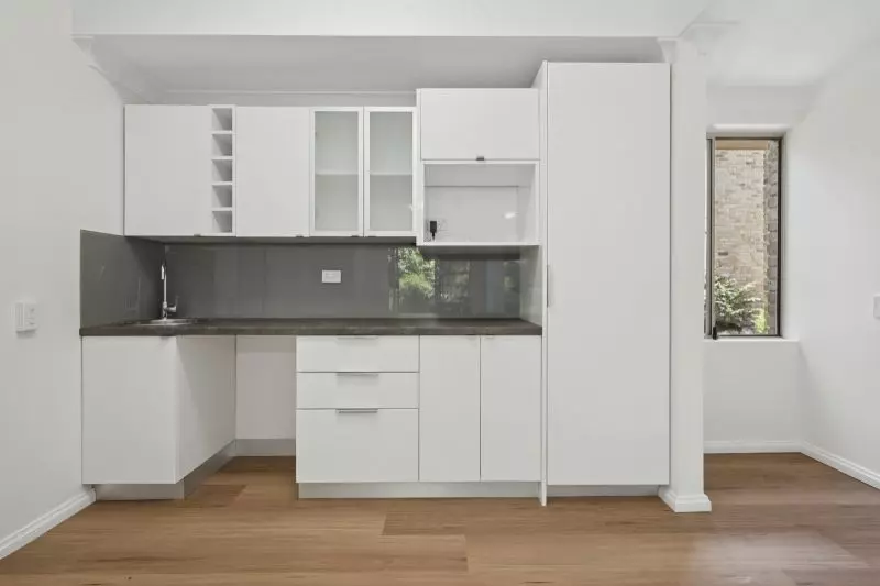 Light-filled apartment with a verdant view