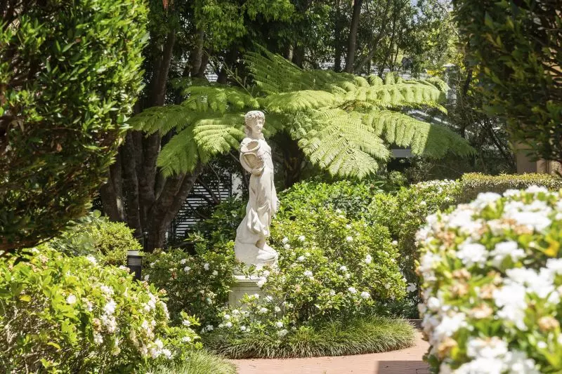 Fully refurbished ground floor stunning apartment. Ready to move into!