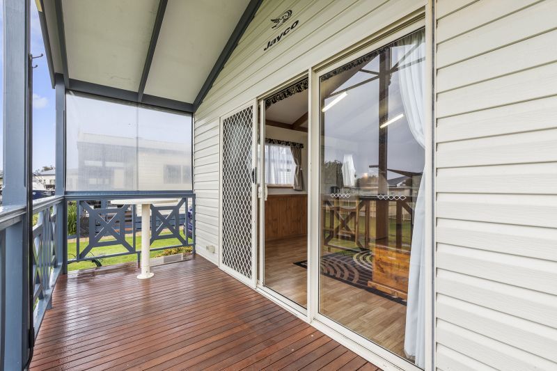 2 Bedroom Home- Pool Views- Prime Location!