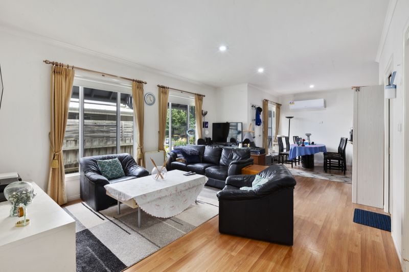 Charming Cottage with Sunlit Spaces