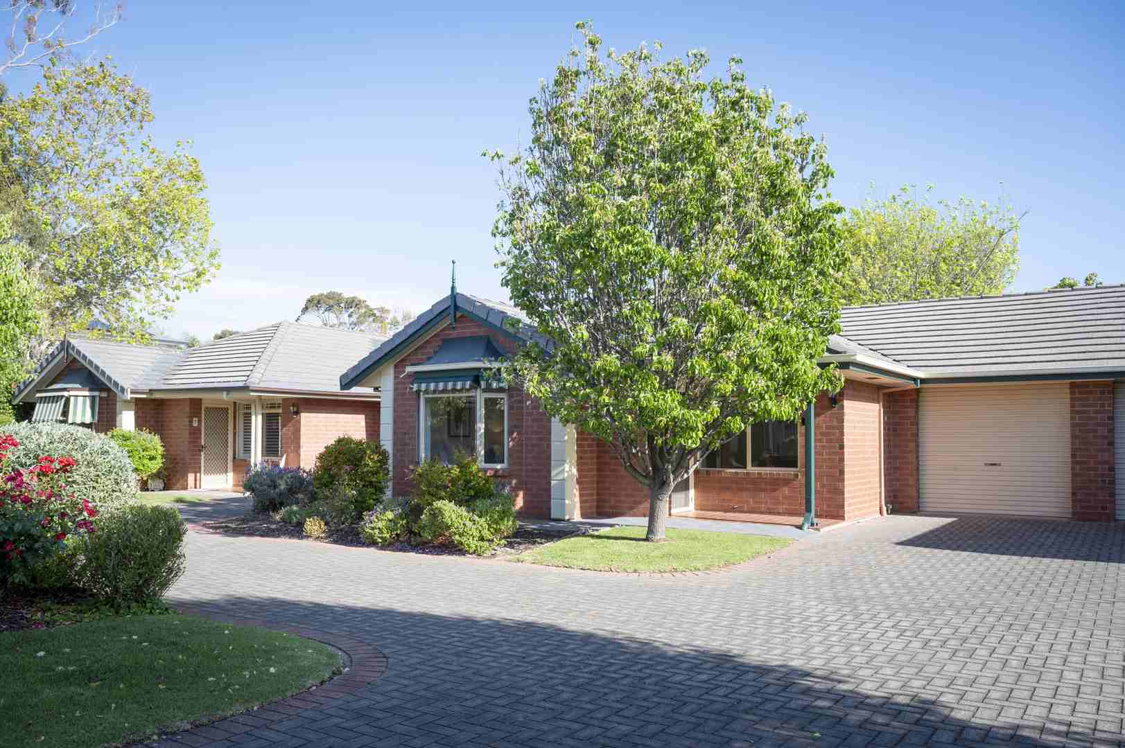 Eldercare Old Oxford Court: spacious two-bedroom villa near the beach