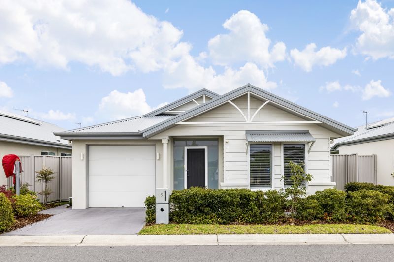 Well-presented 2 bedroom plus study