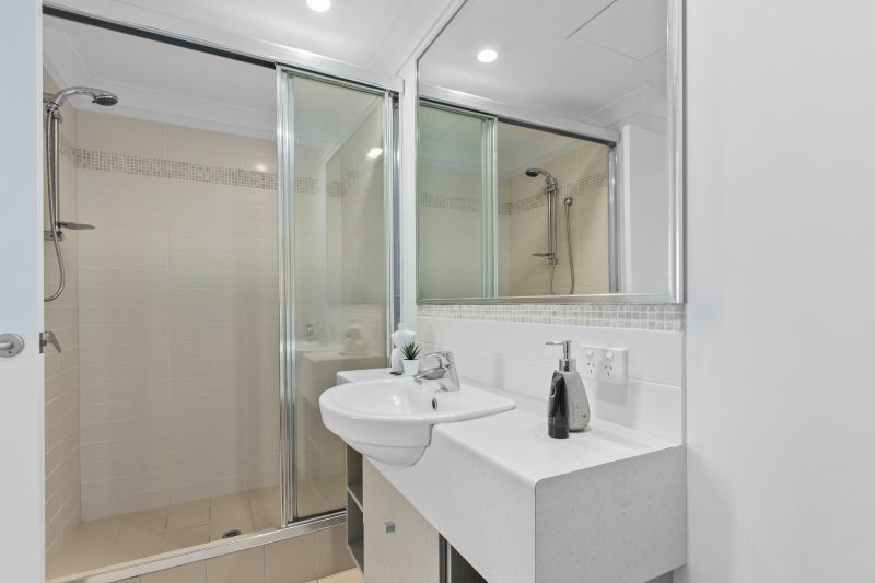 Light & Bright Living, Refurbished... See it to Believe it!!