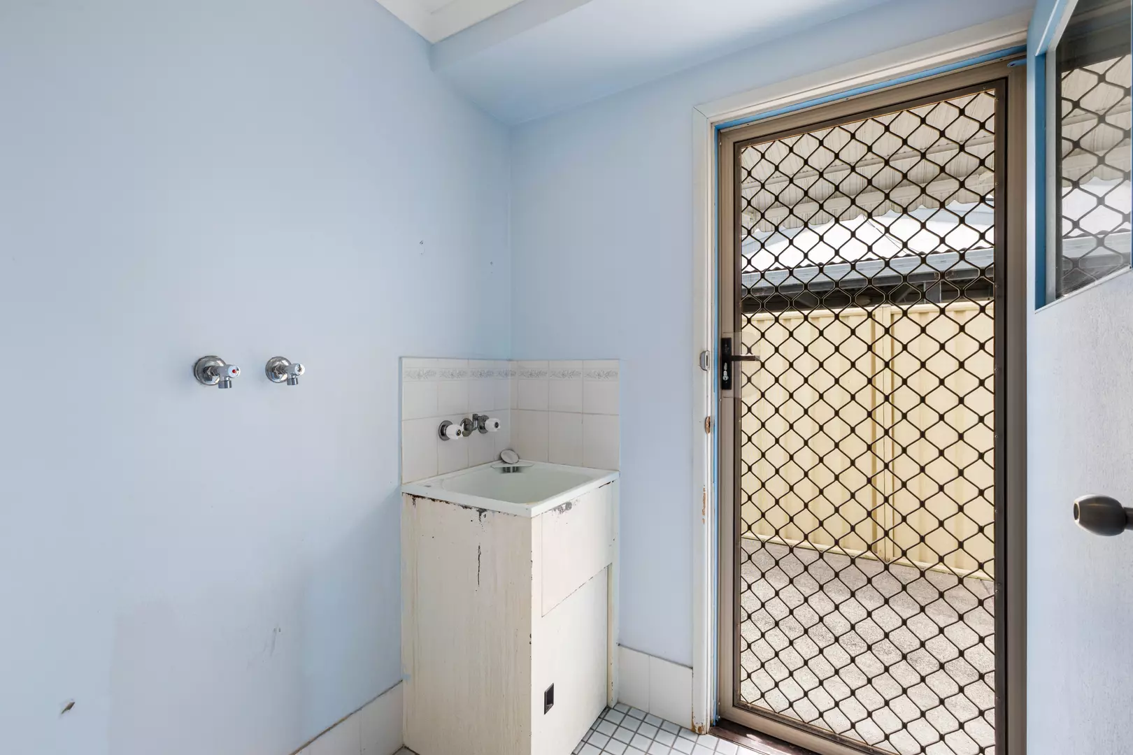 Easy walk to the clubhouse and on the sunny side of Palm Court.