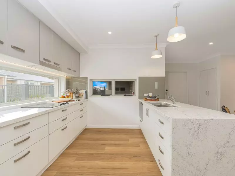 Stylish, single-level living with golf course views