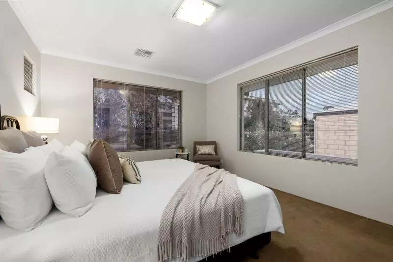 Spacious Riverside Family Retreat!