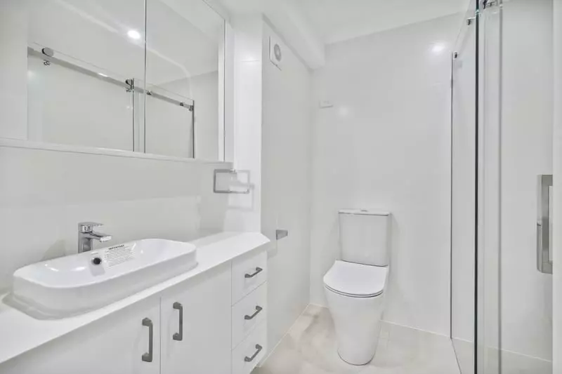 Luxury Serviced Apartment in Vibrant Lutanda Manor