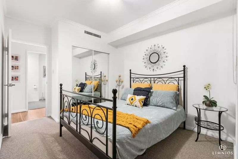 Oversize apartment with park views!