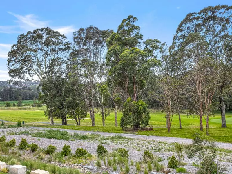Stylish, single-level living with golf course views