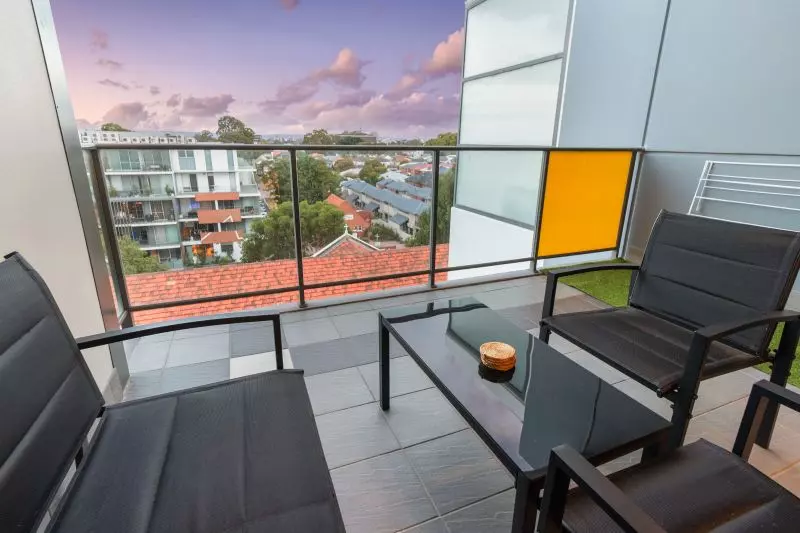 Top Floor Apartment With Views!