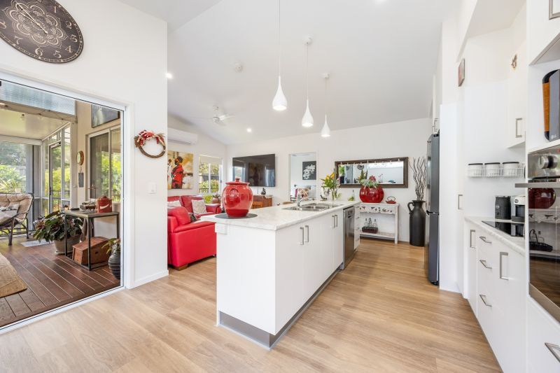 Vibrant Modern Home – Carefree Alfresco Living!