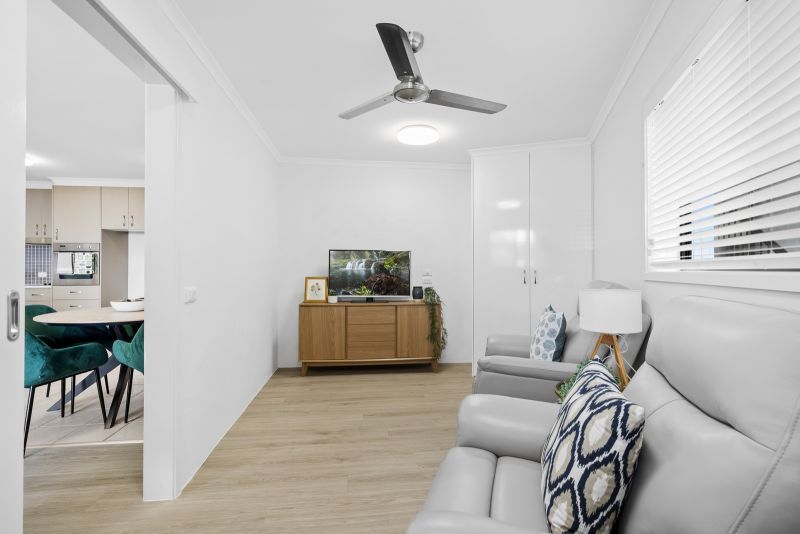 Two-bedroom apartment in convenient location with ocean view