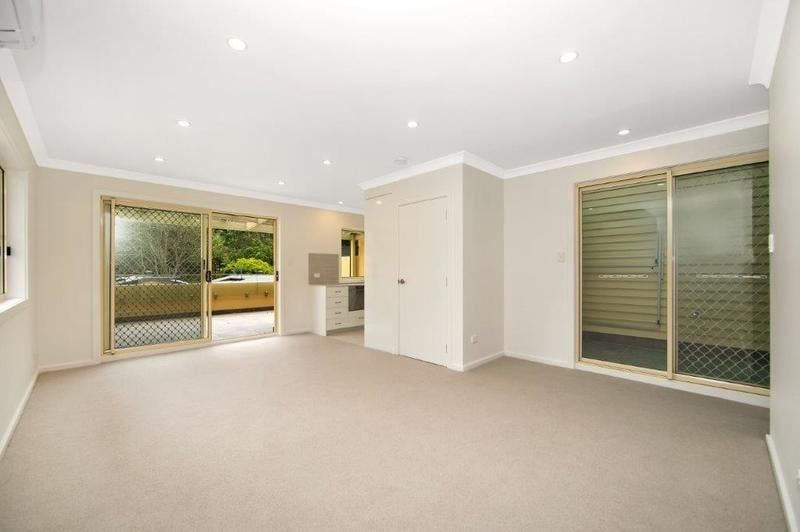 Bright, Modern Villa with Spacious North-Facing Balcony