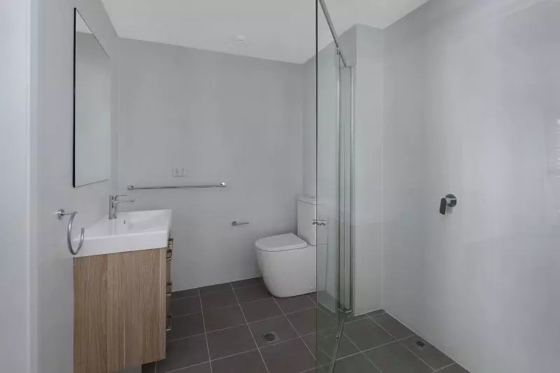 Apt SL27 – Centrally located, oversized and modern 1-bed with study