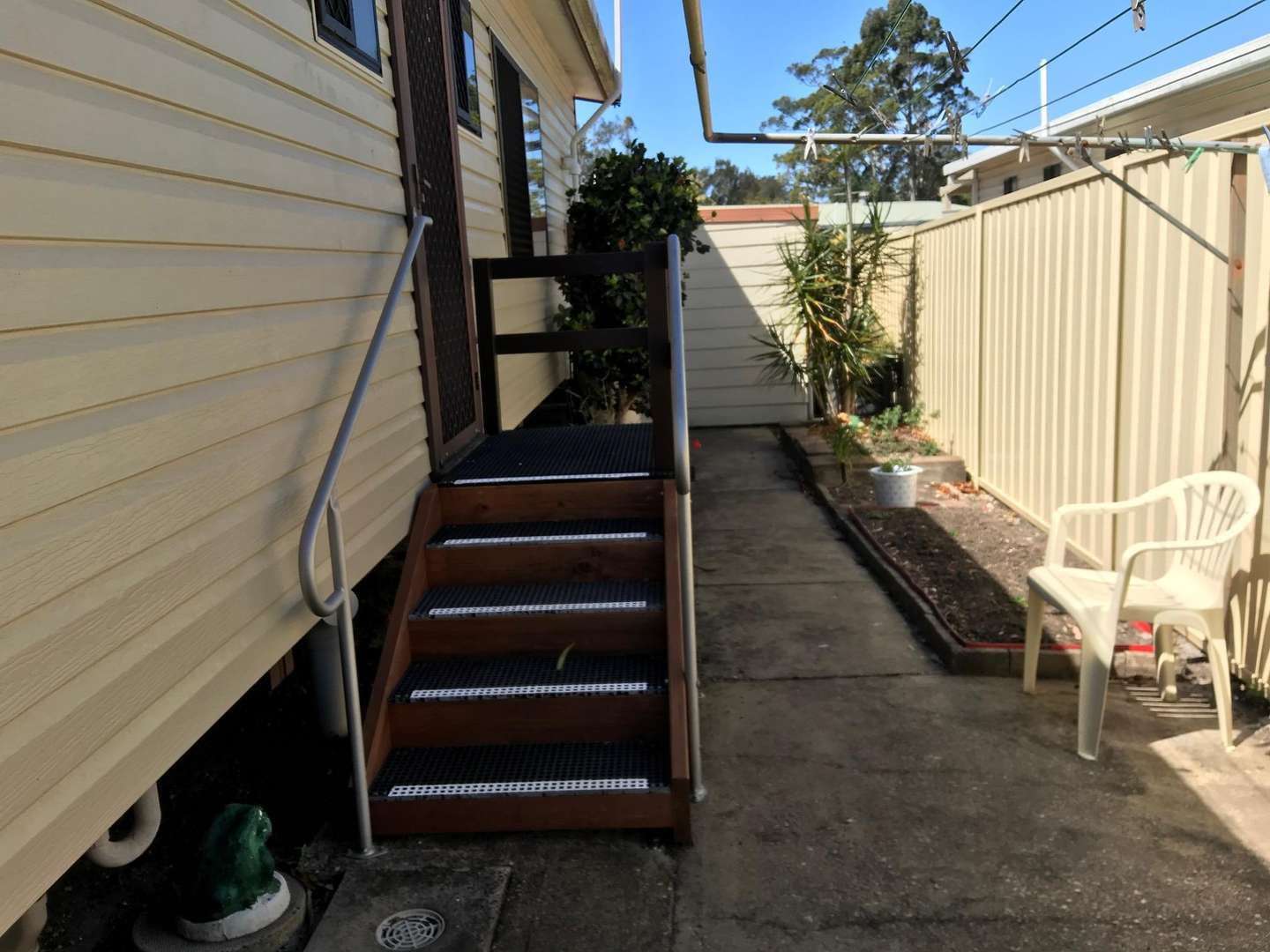 Convenience location 2 bedrooms house is open for adding new retirement home ideas