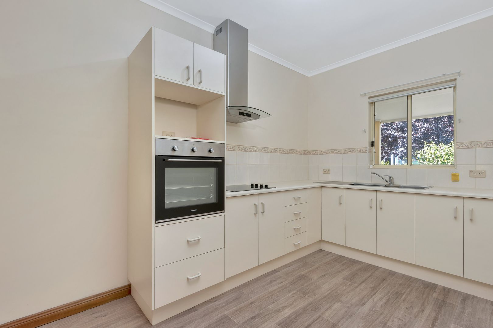 Spacious One Bedroom +Sunroom - Great Location