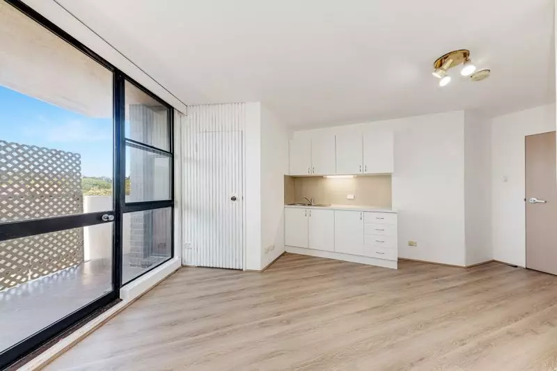 Location  Location  Location: STUDIO  APARTMENT