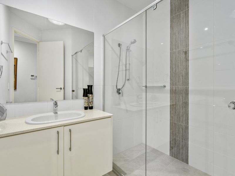 Modern Lowset Boasting a Northern Aspect