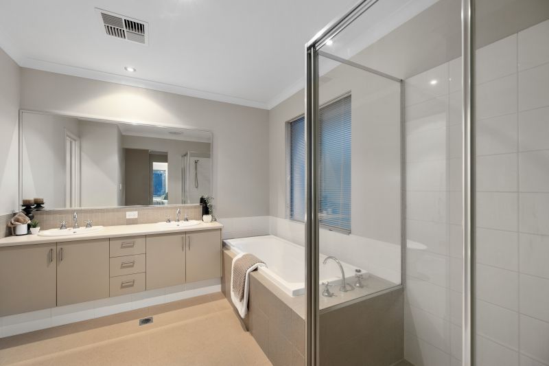 Spacious Riverside Family Retreat!