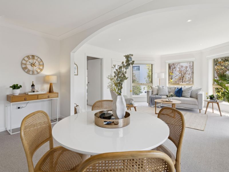 Spacious, light-filled 2br unit with bay windows & garden views