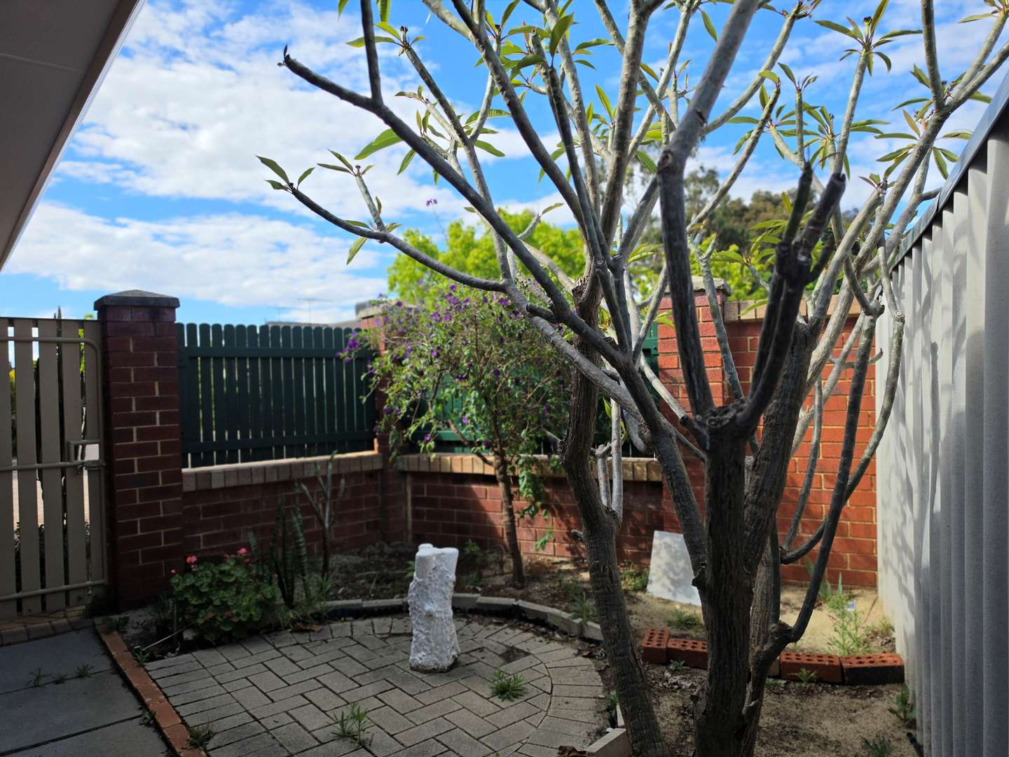 Welcoming two bedroom Vila - Perfect location in Bentley (refurbished before settlement)