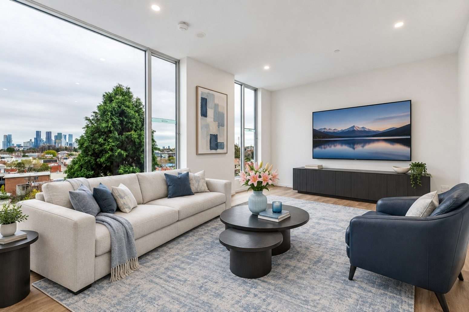 Top-Floor Apartment with Captivating City Views